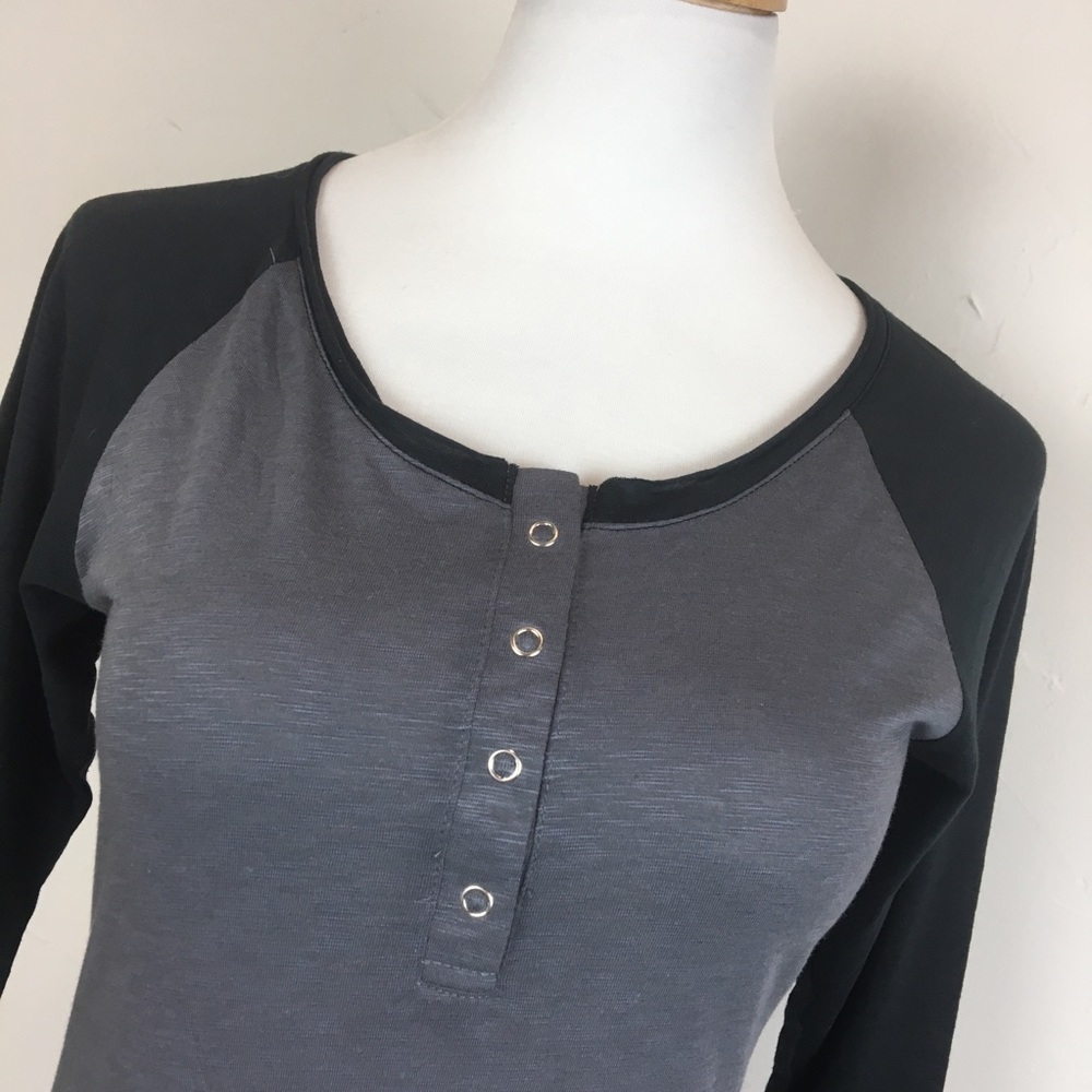 Fabletics 3/4 sleeve two-tone snap front top - Picture 6 of 8